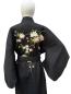 Preview: Kimono mit Detail der Seidenstickerei mit weißen und goldenen Kirschblüten auf schwarzem Kimono