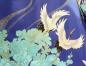 Preview: Detail des Kranichmusters auf blauem Damenkimono