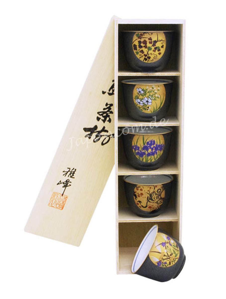 5 Teeschalen Nishiki Makie im Holzregal