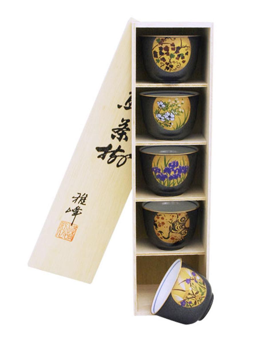 5 Teeschalen Nishiki Makie im Holzregal