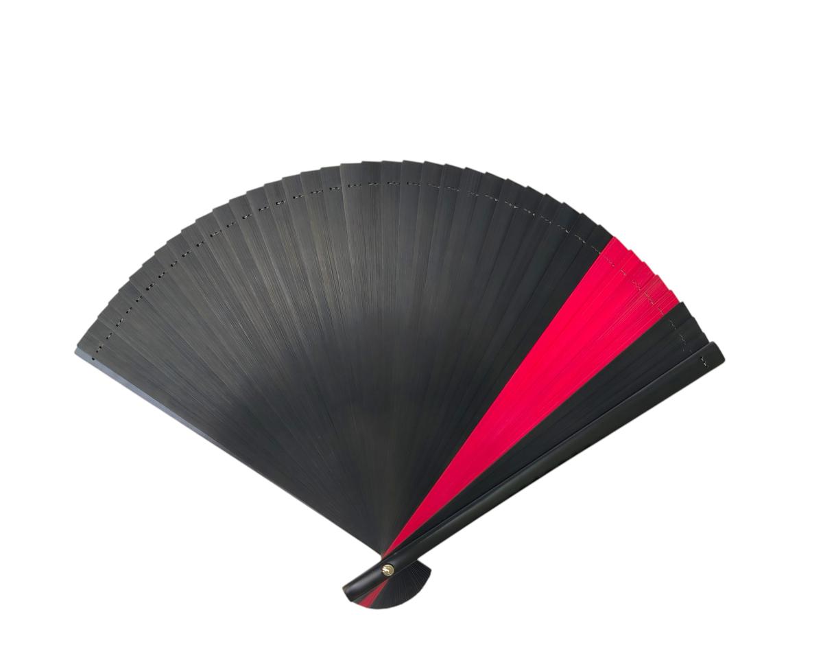 Eleganter Handfächer mit schwarzen und roten Bambusstreben