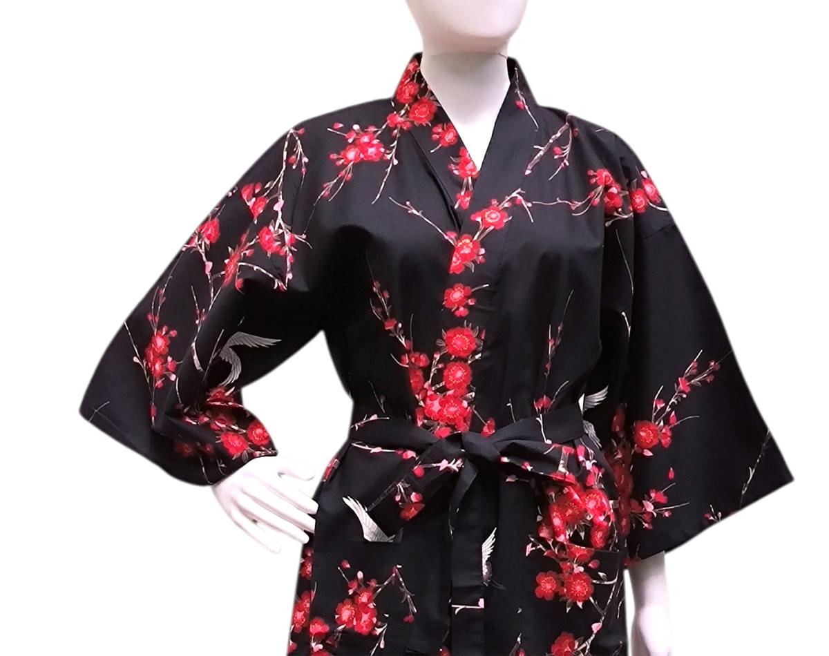 Schwarzer Kimono mit Kirschblüten-Siebdruck