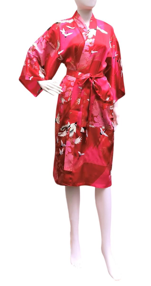 Roter Seidenkimono mit fliegenden weißen Kranichen