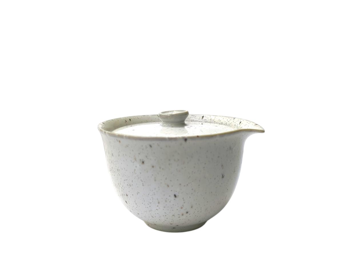 Japanische Teekanne aus heller Keramik im Gaiwan-Stil
