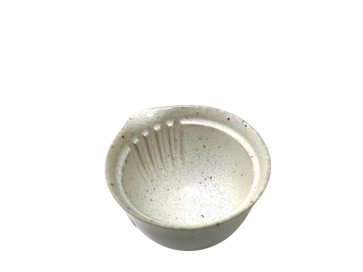 Kleine Teekanne im Stil eines chinesischen Gaiwan
