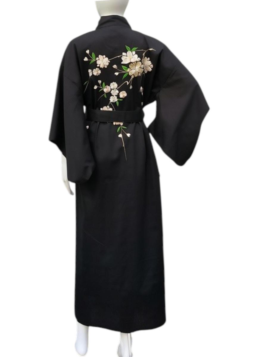 Japanischer Damen-Yukata aus schwarzer Shantung-Baumwolle mit Sakura-Seidenstickerei