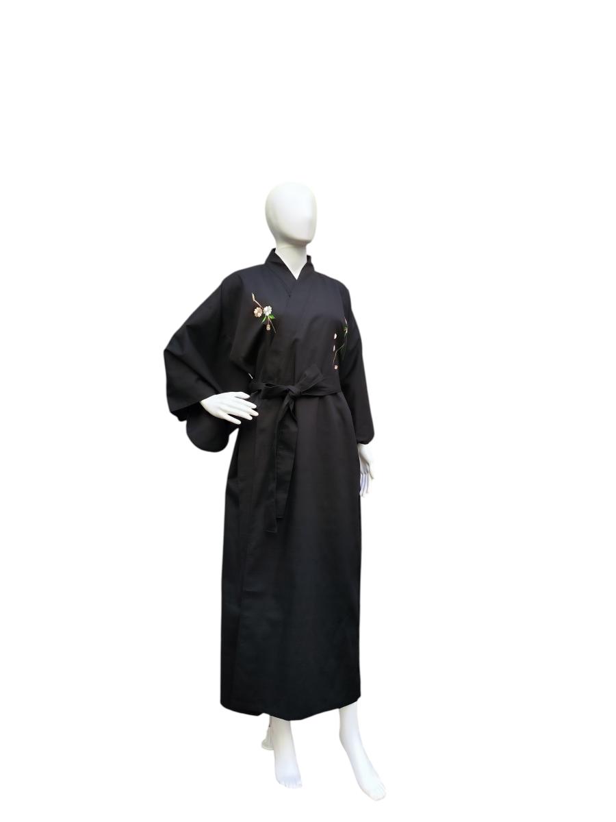 Traditioneller japanischer Damen-Yukata mit Schmetterlingsärmeln und Bindegürtel