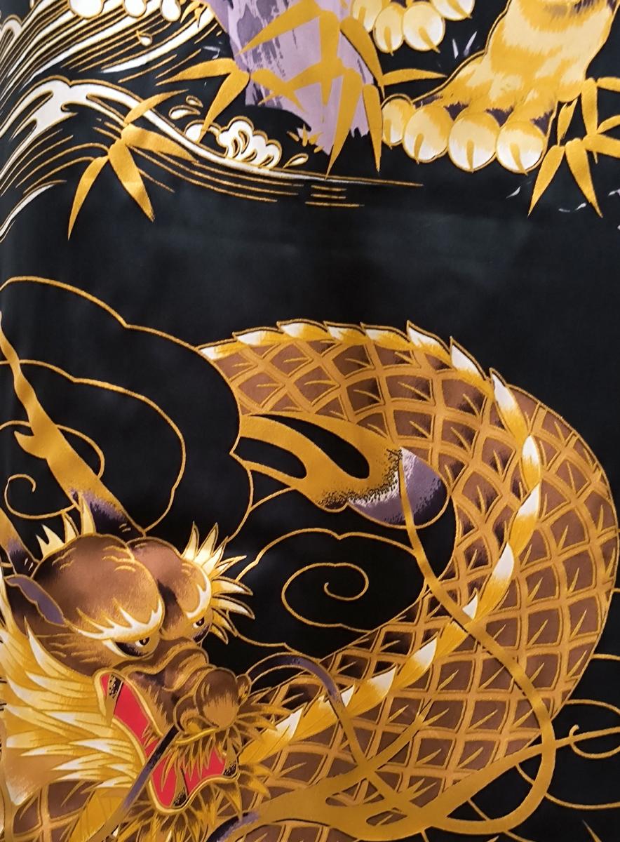 Detail des Drachenmotivs auf dem Seidenkimono