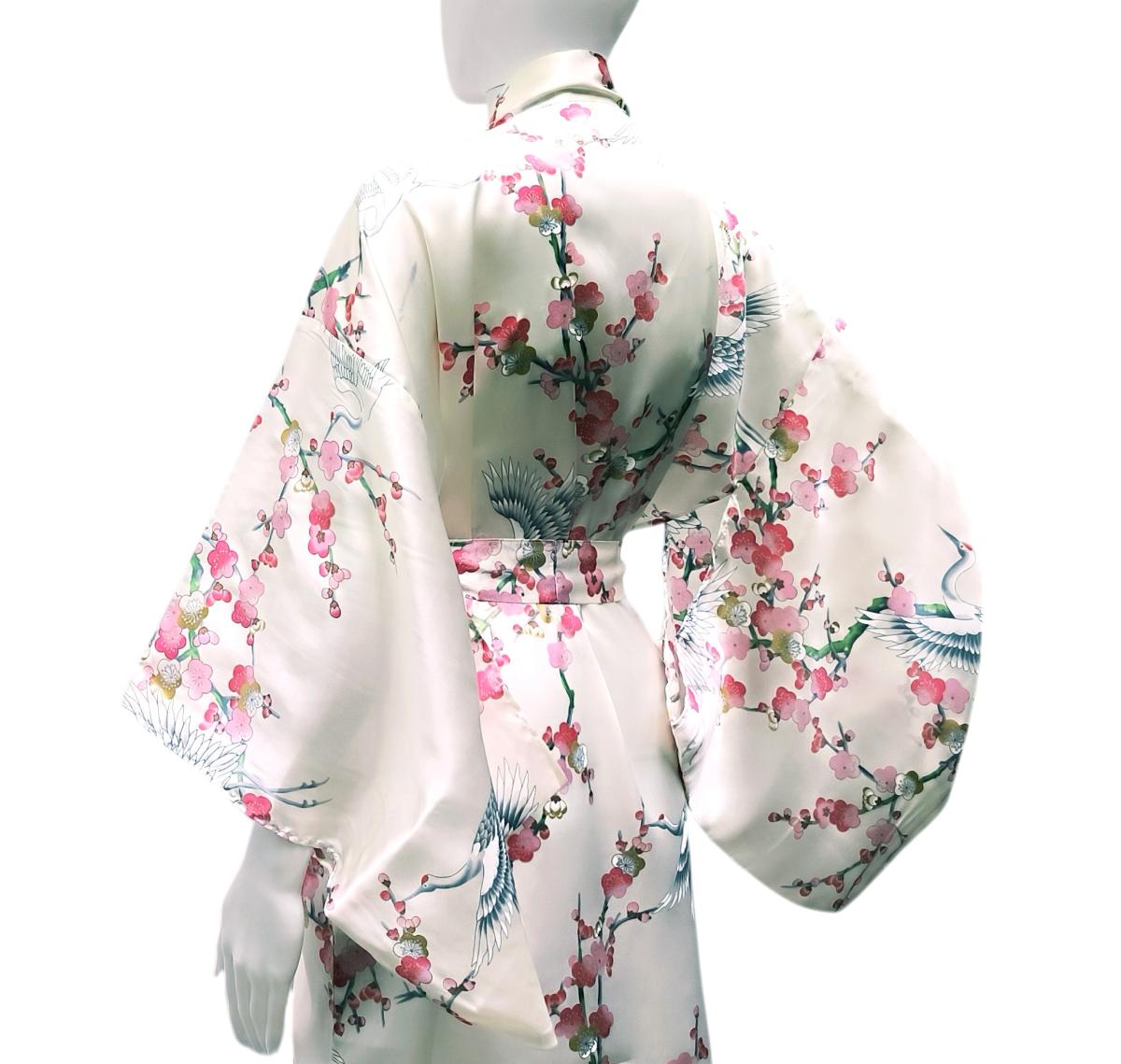 Weißer Seidenkimono mit roten Kirschblüten
