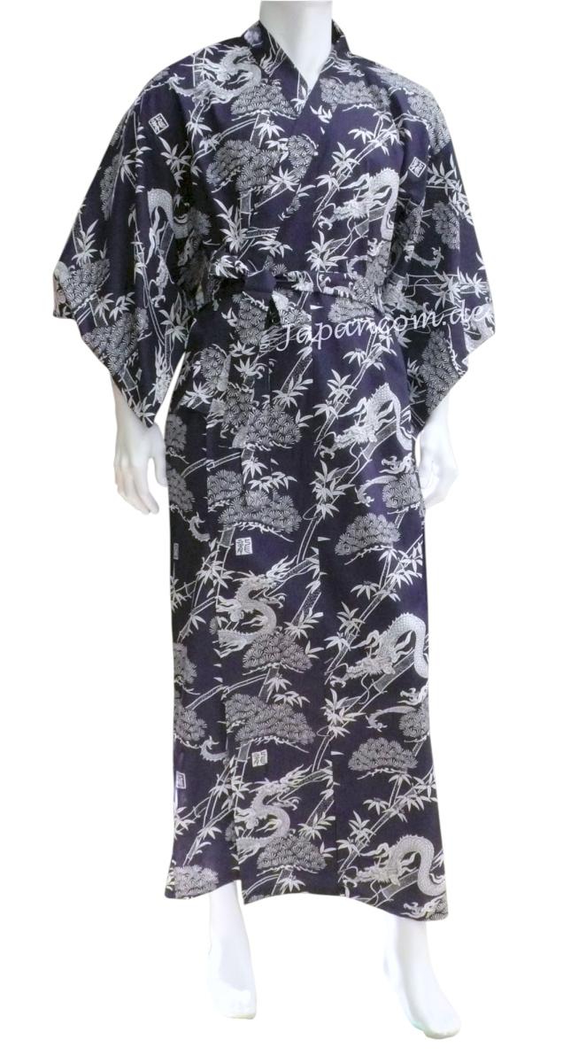 Mann trägt japanischen Yukata Kimono Drachen blau als Morgenmantel