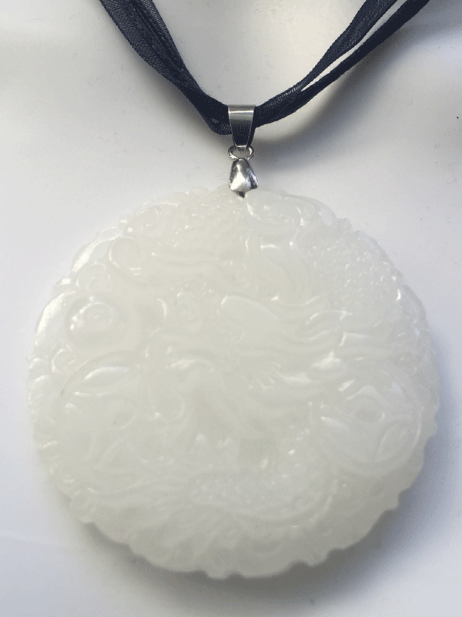 Satinbandkette mit Jade Anhänger Drache weiss