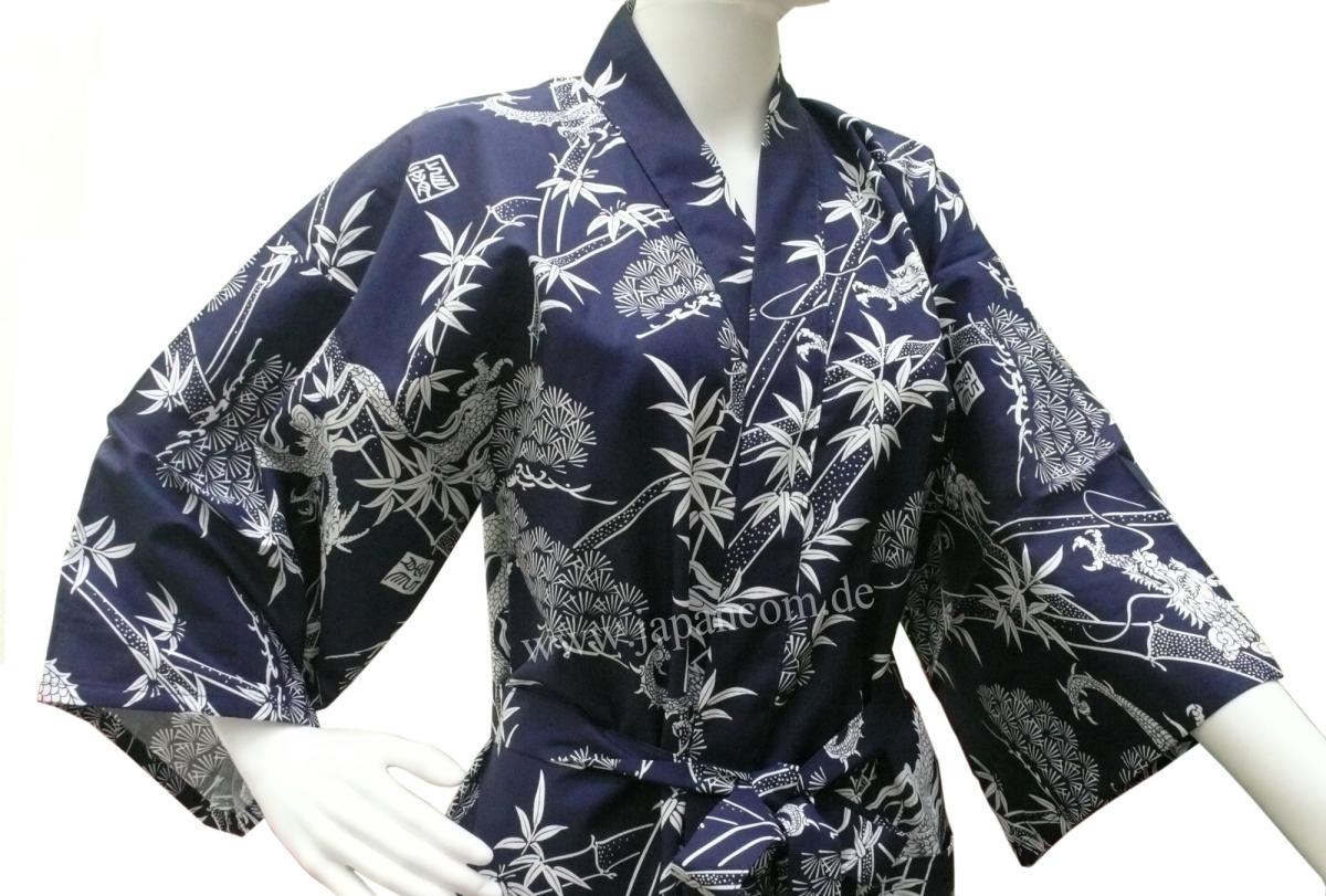 Detail des Drachen-, Bambus- und Kieferndesigns auf dem Kimono