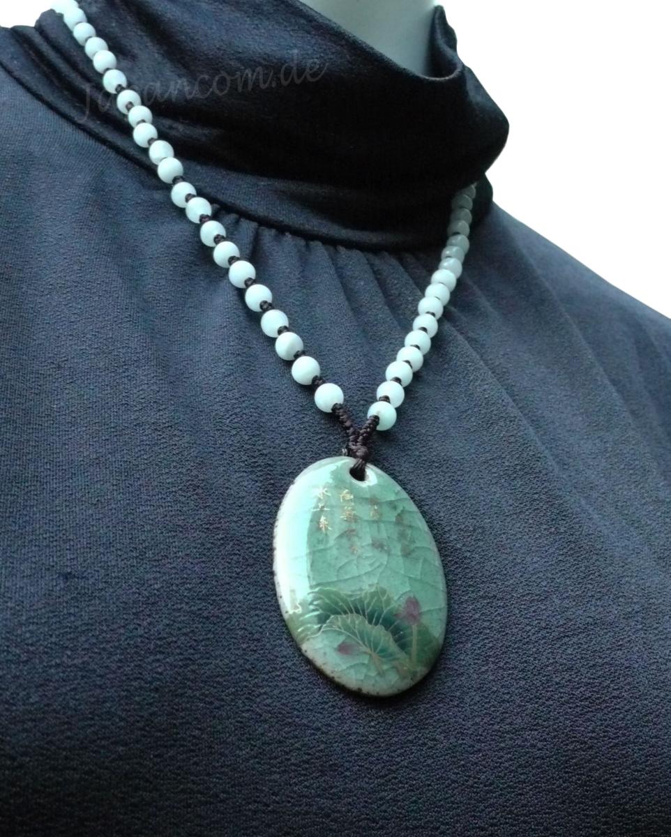 Mittellange Jade Kette mit Anhänger Lotus