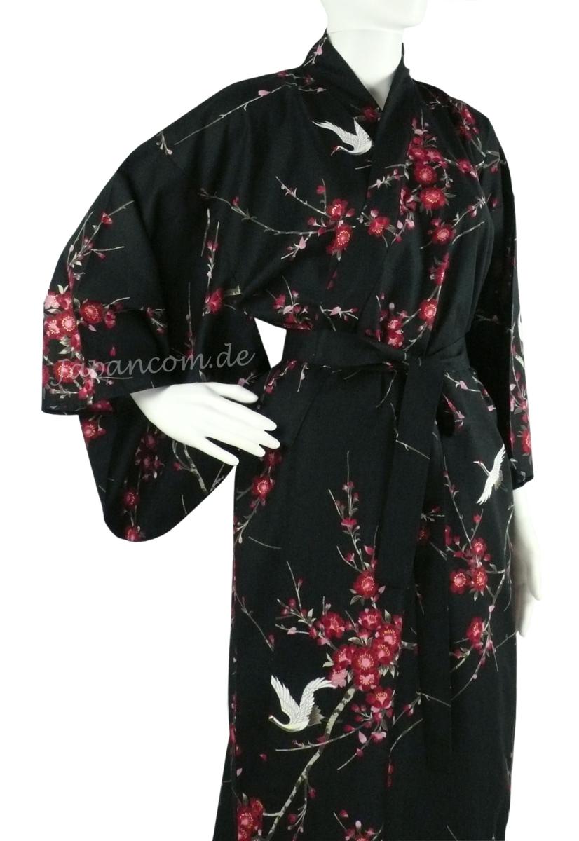 Schwarzer Kimono mit Kirschblütenmotiv