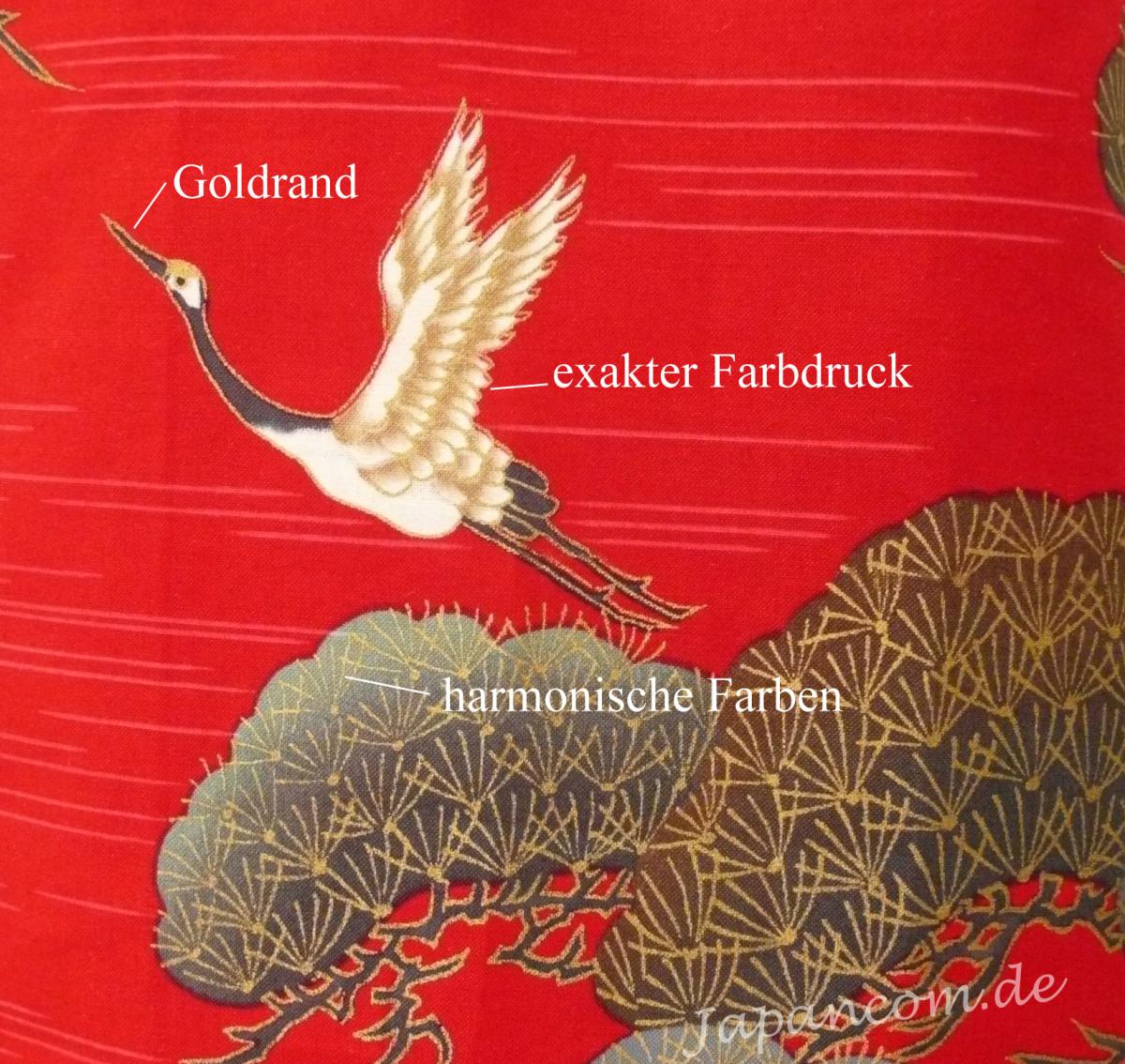 Detail des Kranich- und Kiefernmotivs auf dem roten Kimono