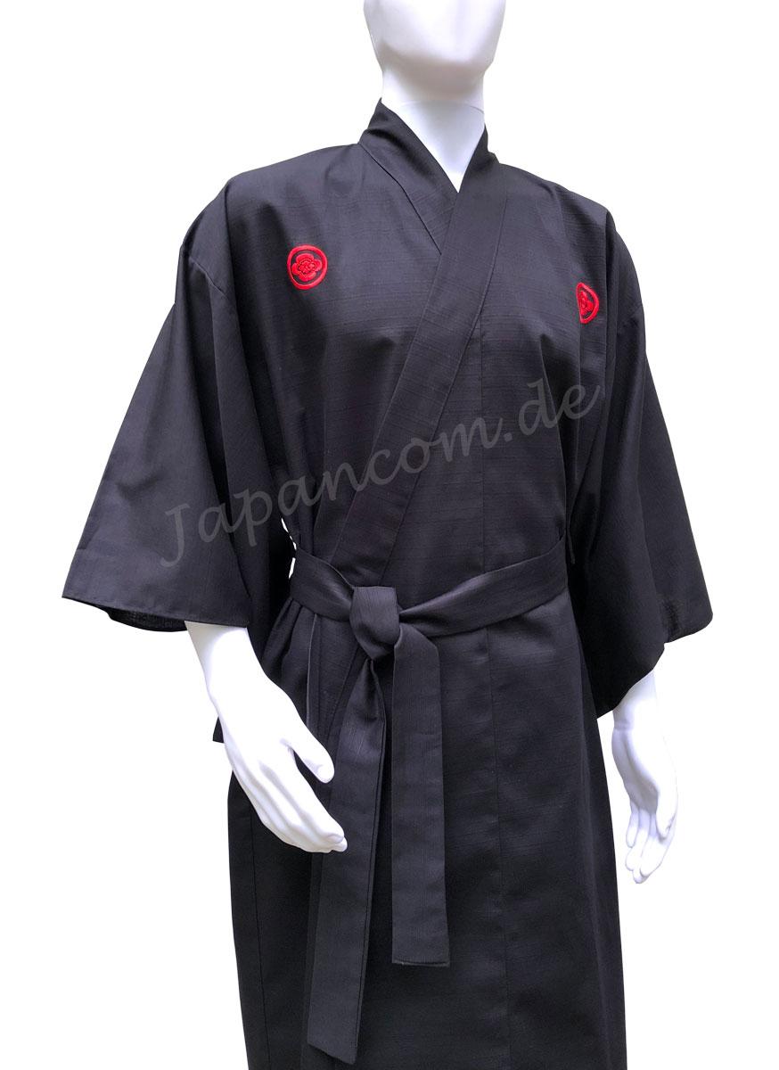 Schwarzer Kimono mit aufwendiger Samurai-Stickerei
