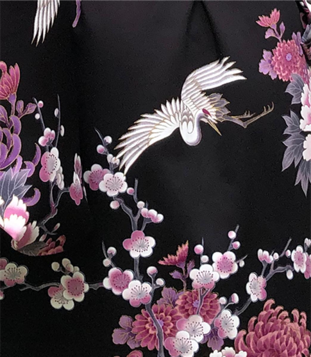 Detail des Kranichmotivs auf dem schwarzen Kimono