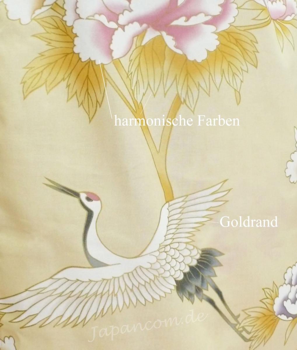 Detailansicht der goldenen Kraniche auf dem gelben Kimono