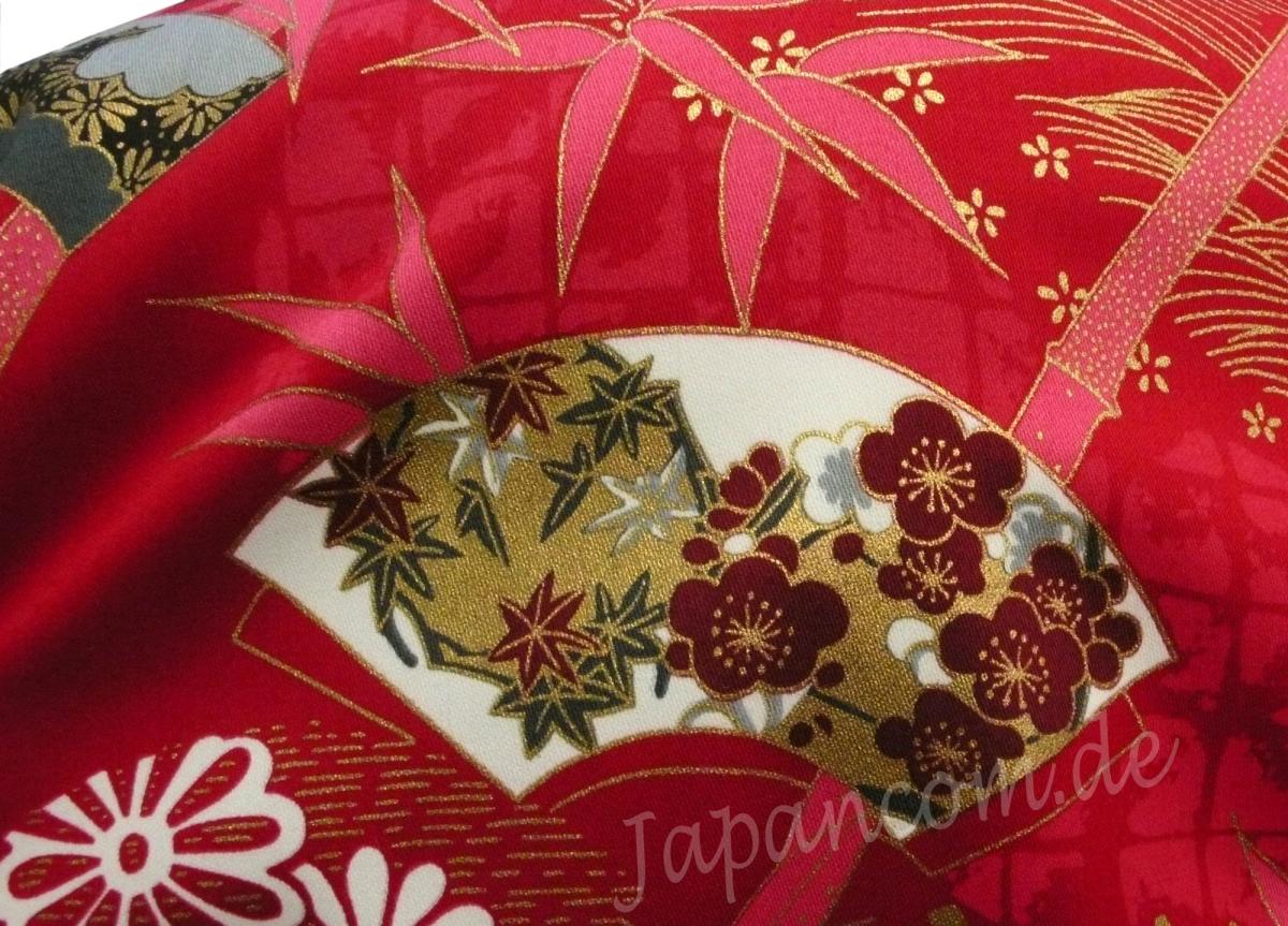 Detailansicht der Fächer mit Kirschblüten auf dem roten Kimono