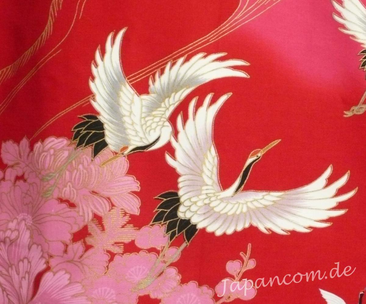 Kraniche und Blumen auf dem roten Kimono im Detail
