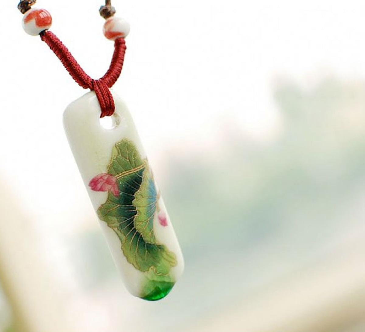 Lange Kette mit Porzellan Anhänger Lotusblume