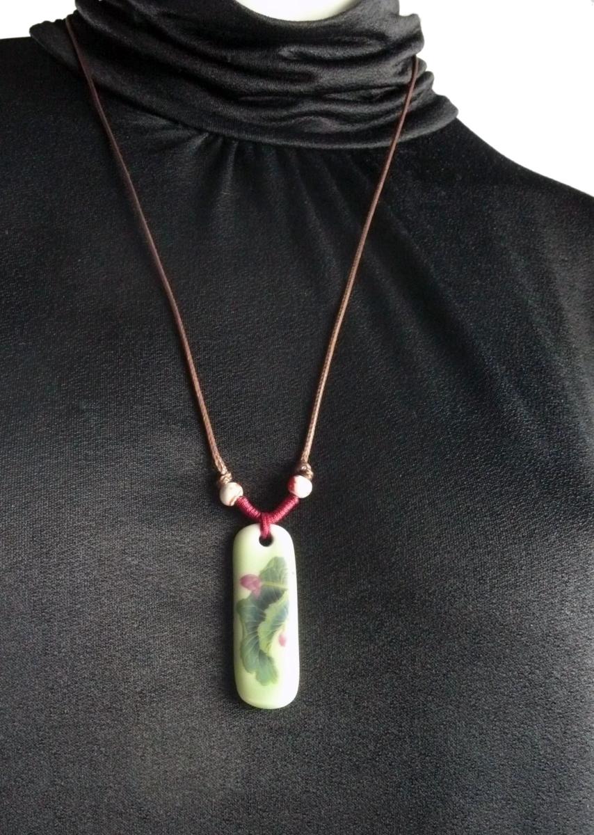 Lange Kette mit Porzellan Anhänger Lotusblume