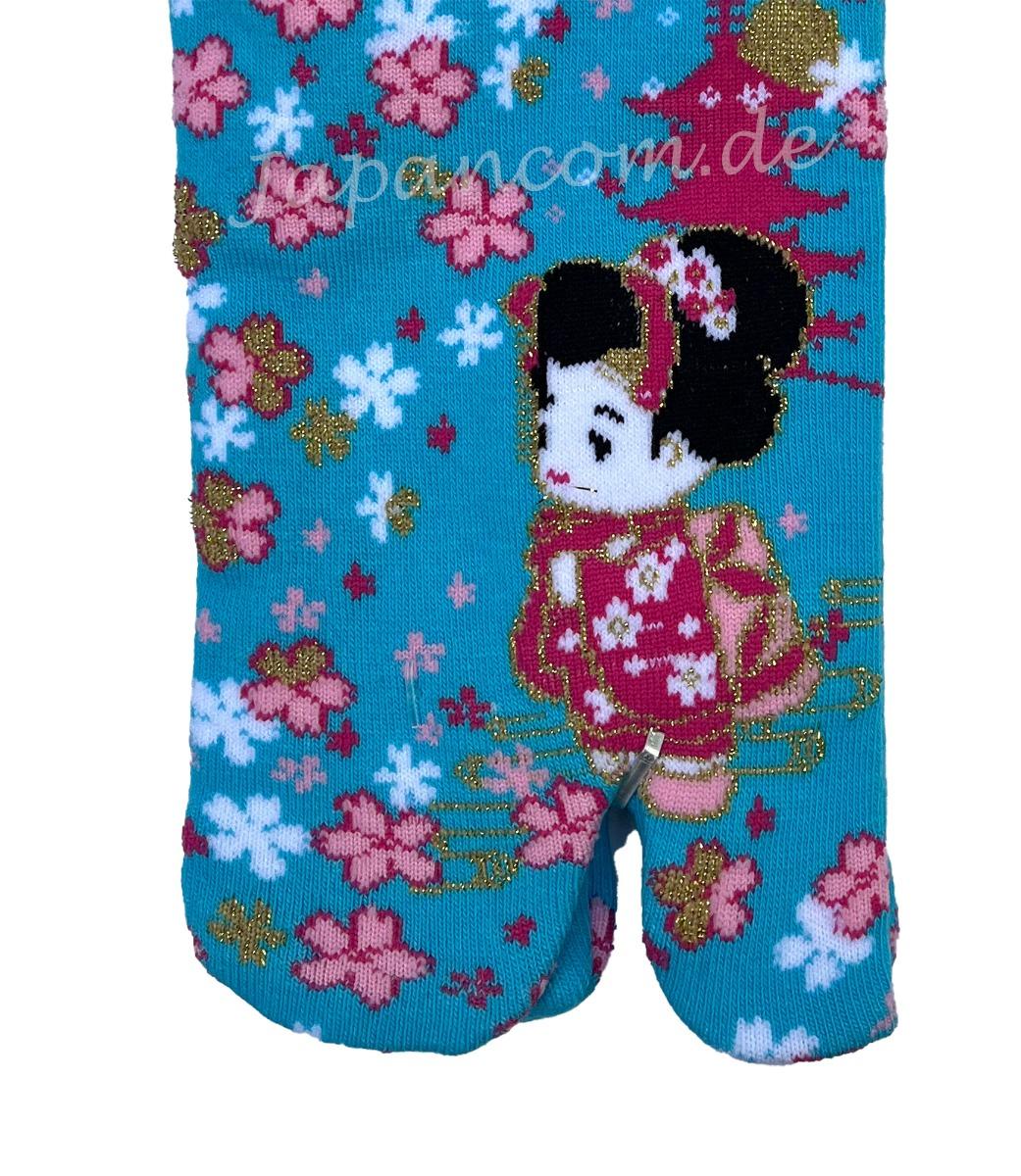 Detailansicht des Kimono-Mädchens und der weißen und rosa Kirschblüten