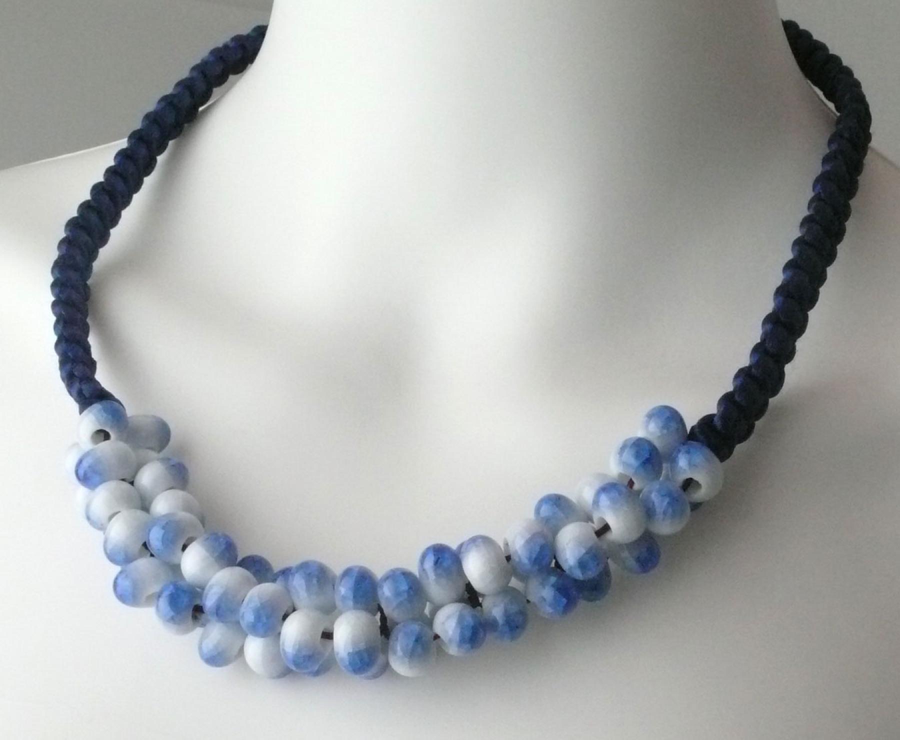 Porzellanschmuck Kette Tausend Perlen blau