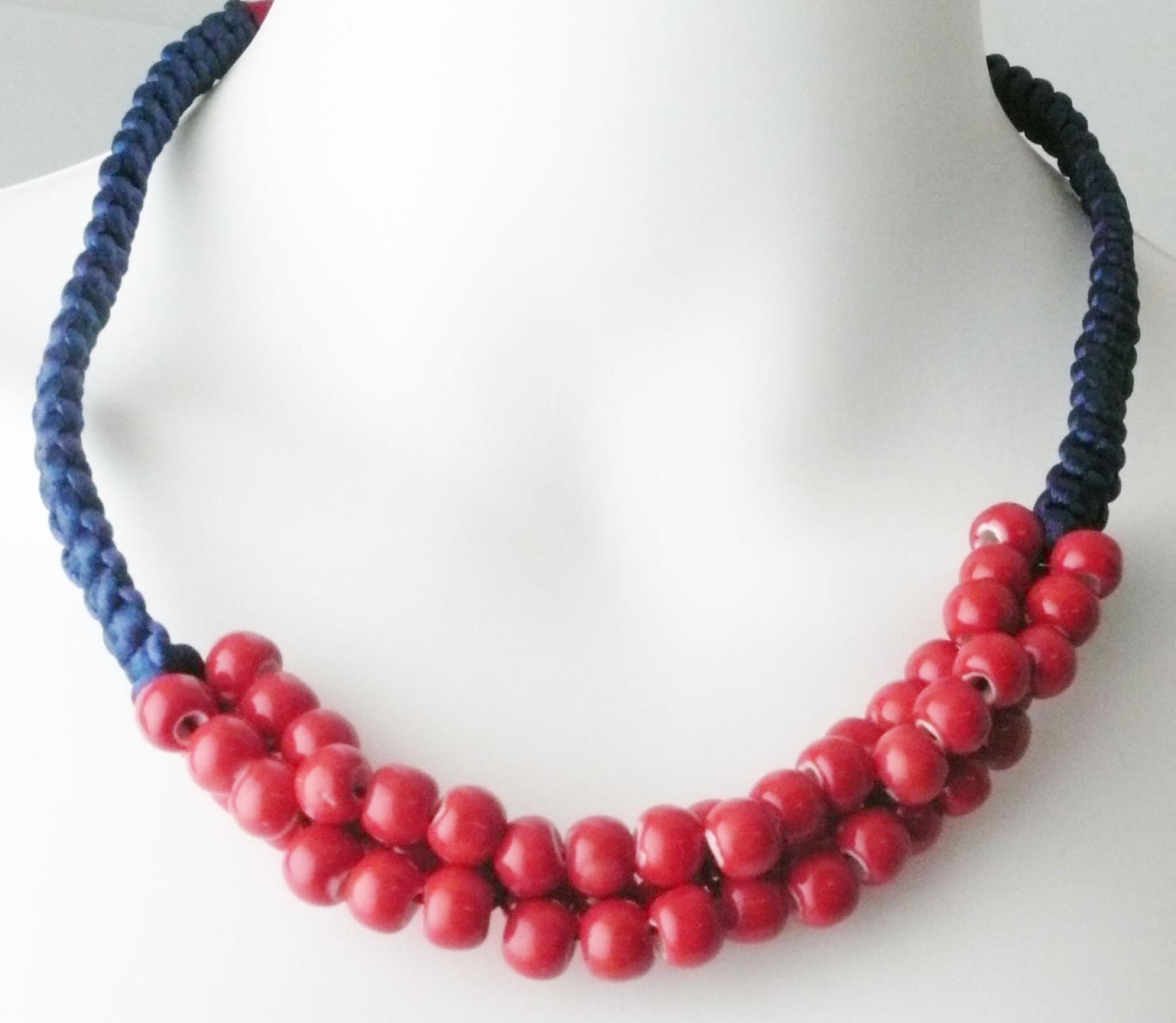 Porzellanschmuck Kette Tausend Perlen rot