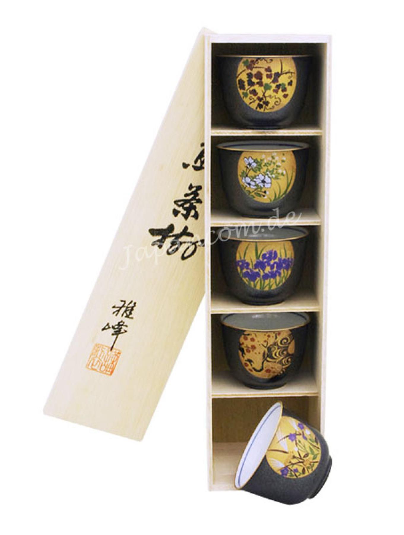 5 Teeschalen Nishiki Makie im Holzregal