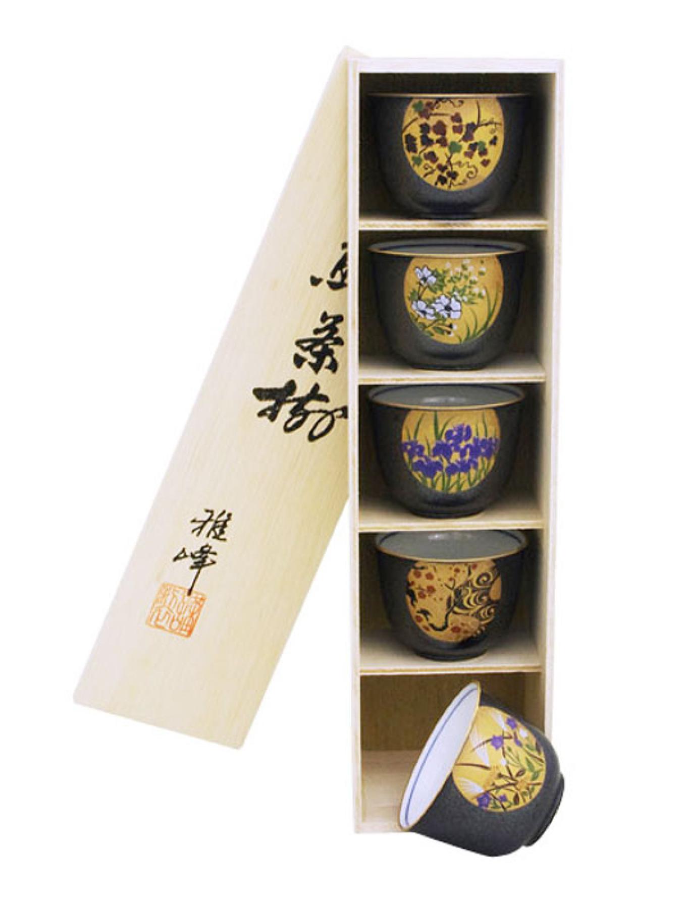5 Teeschalen Nishiki Makie im Holzregal