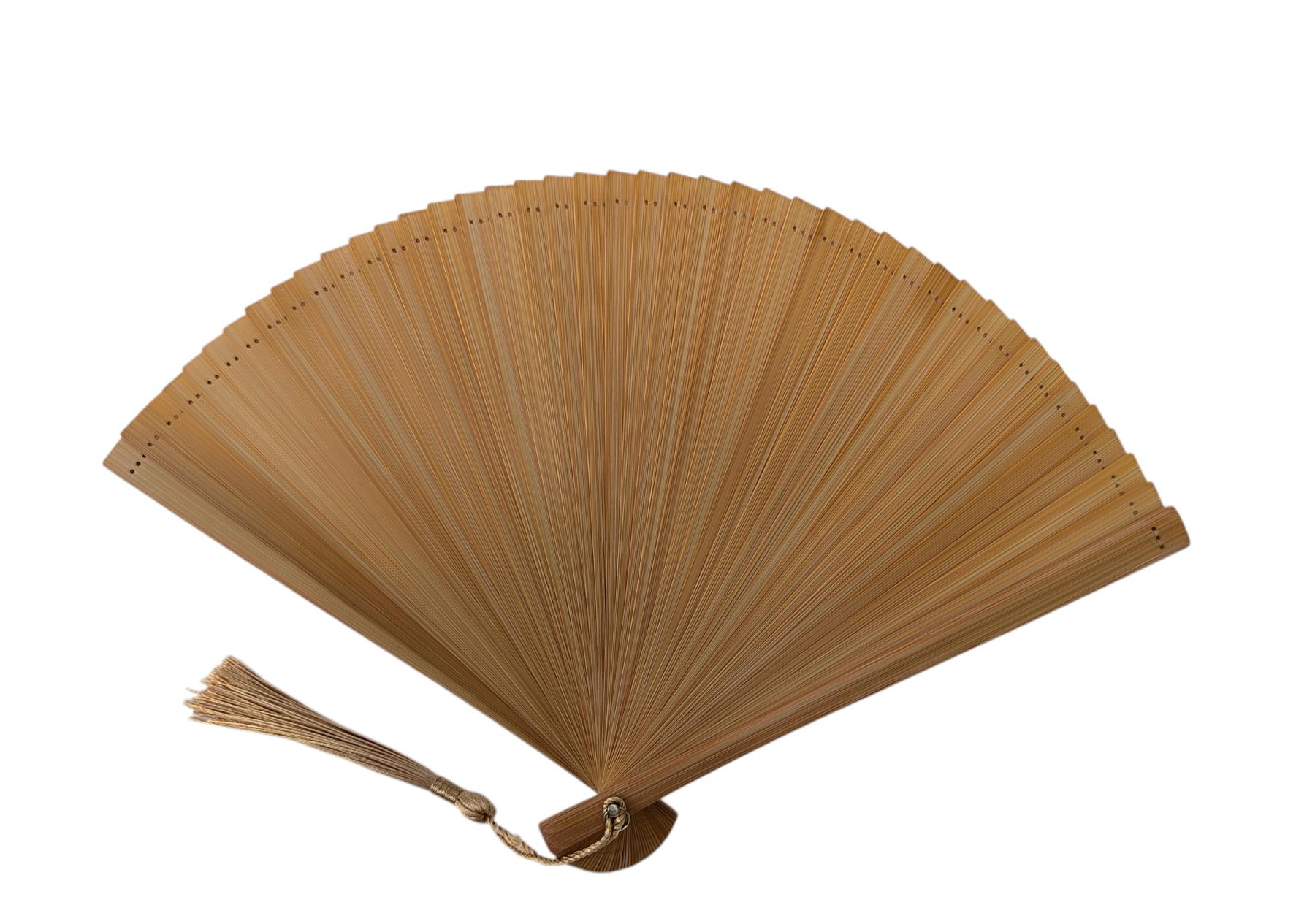 Traditioneller japanischer Fächer mit breiten Bambusaußenstreben