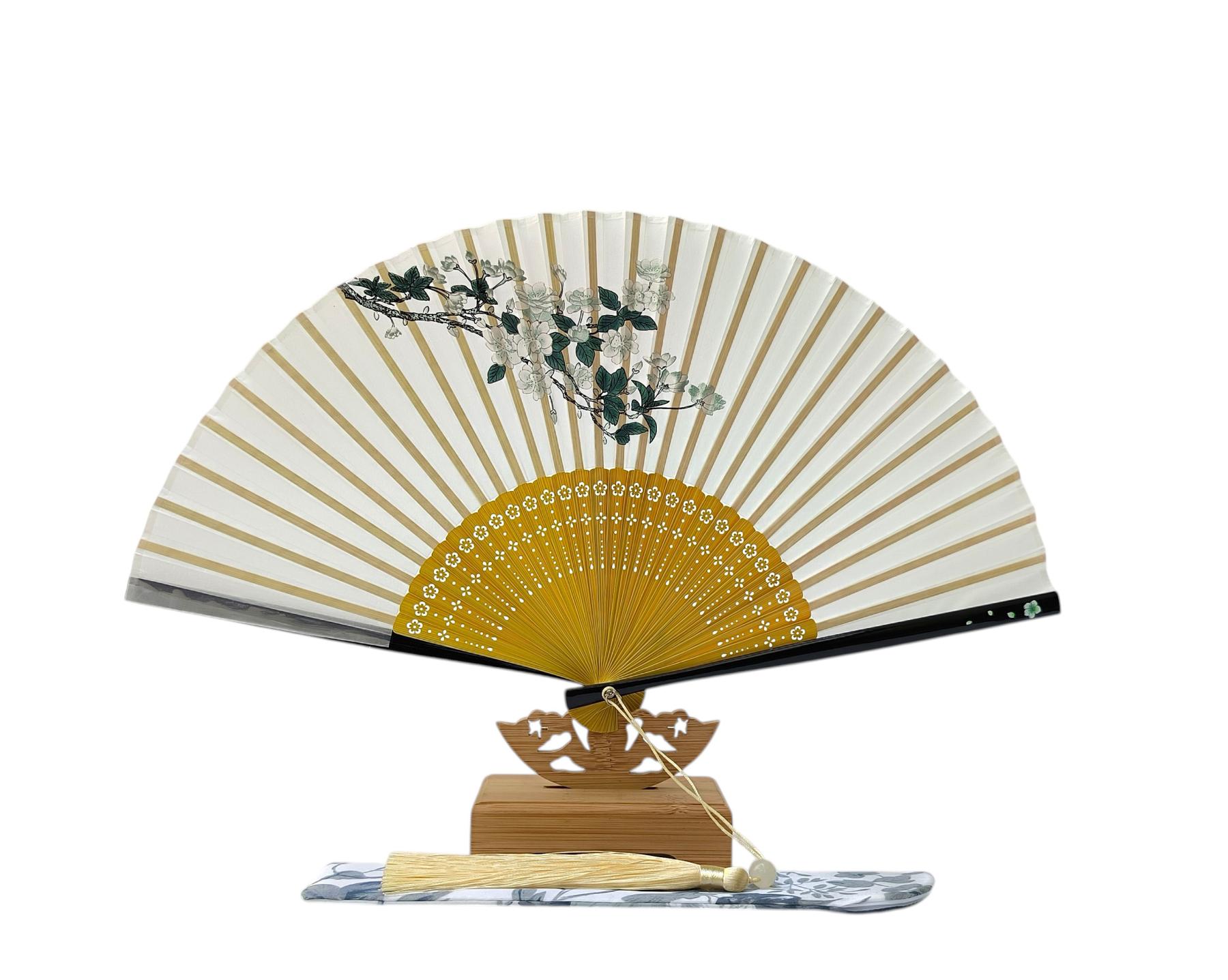 Japanischer Seidenfächer mit hellen Bambusstreben und weißen Blüten