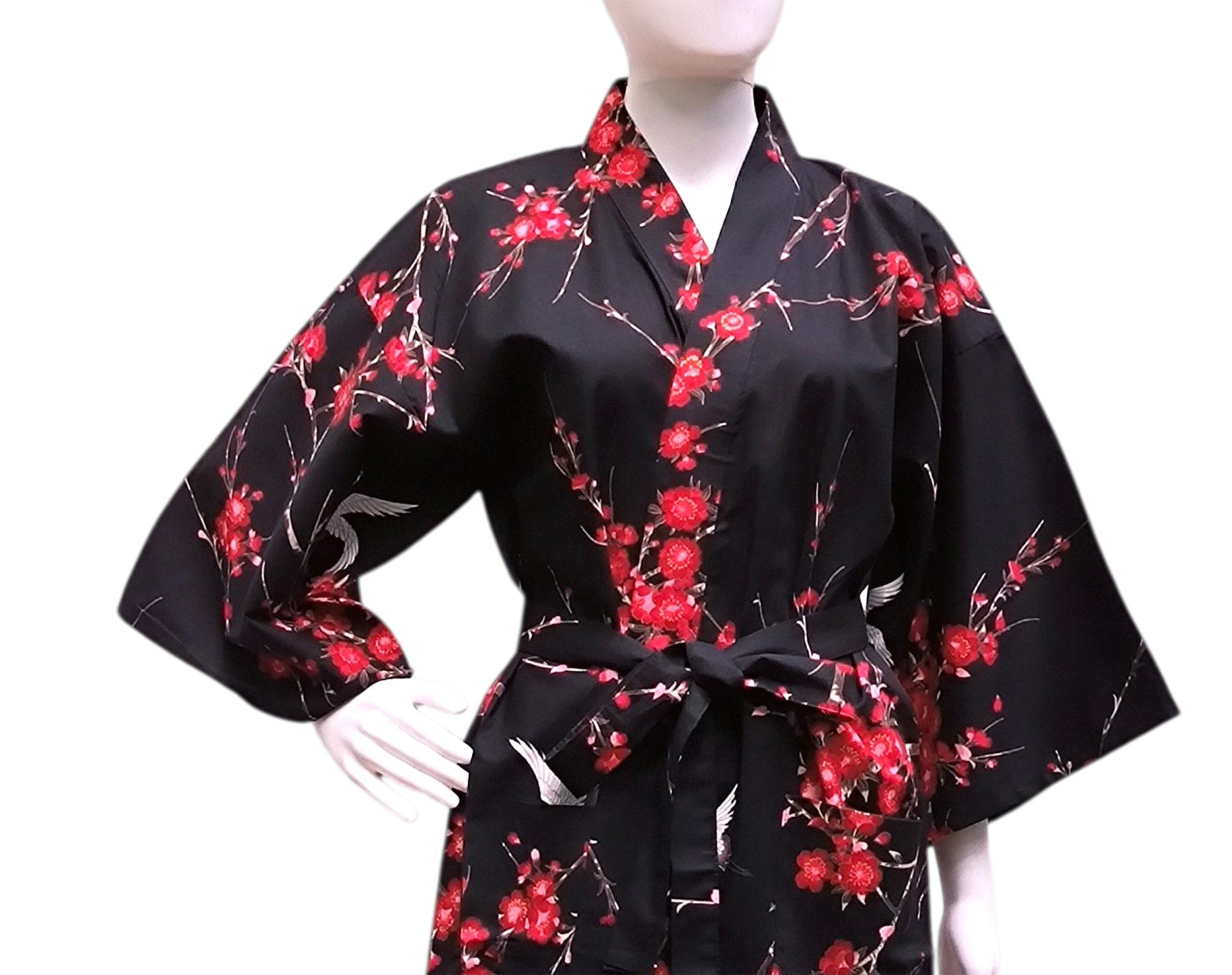Schwarzer Kimono mit Kirschblüten-Siebdruck