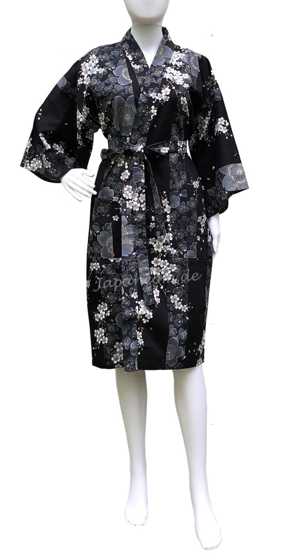 Schwarzer Happi Kimono mit weißen Kirschblüten und Gürtel