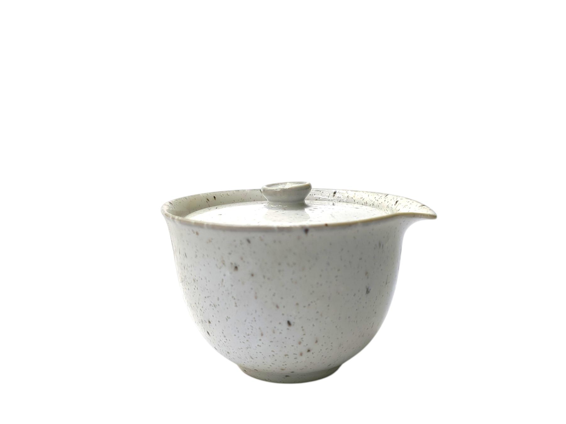 Japanische Teekanne aus heller Keramik im Gaiwan-Stil