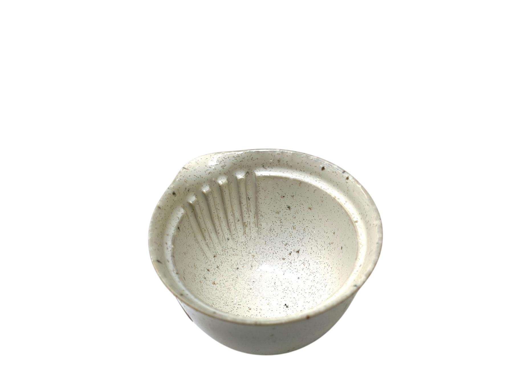 Kleine Teekanne im Stil eines chinesischen Gaiwan