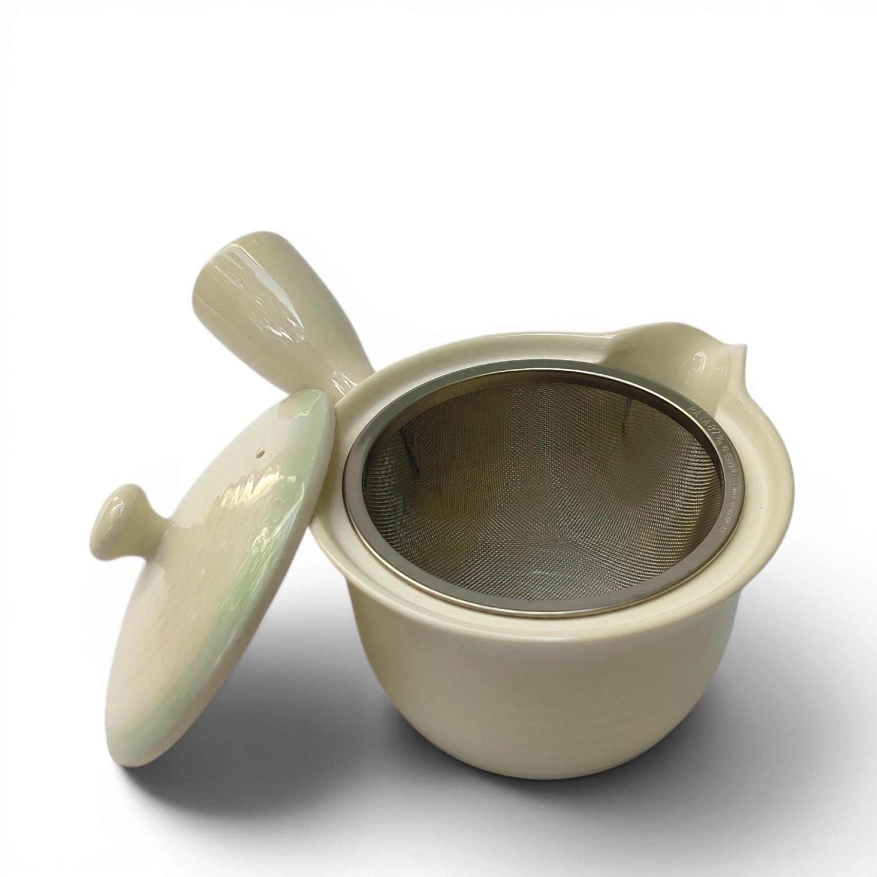 Japanische Kyusu in Cremeweiß mit grüner Glasur und Edelstahlsieb