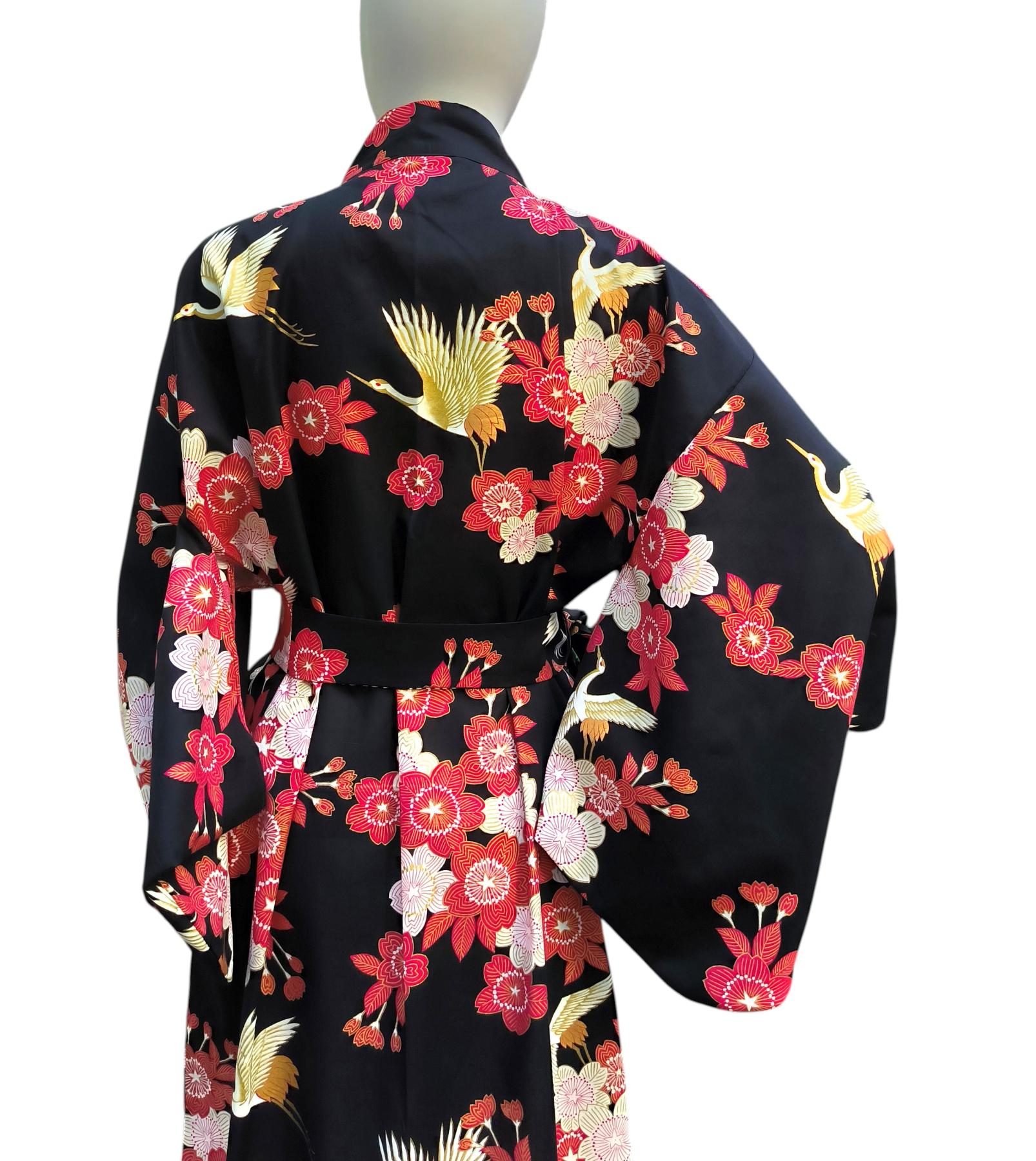 Schwarzer japanischer Damen Kimono mit Kirschblüten und Kranichen