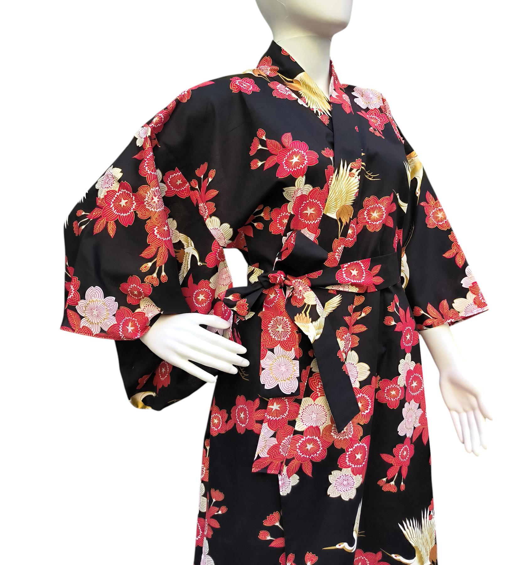 Kimono Sakura und goldene Kraniche aus Japan