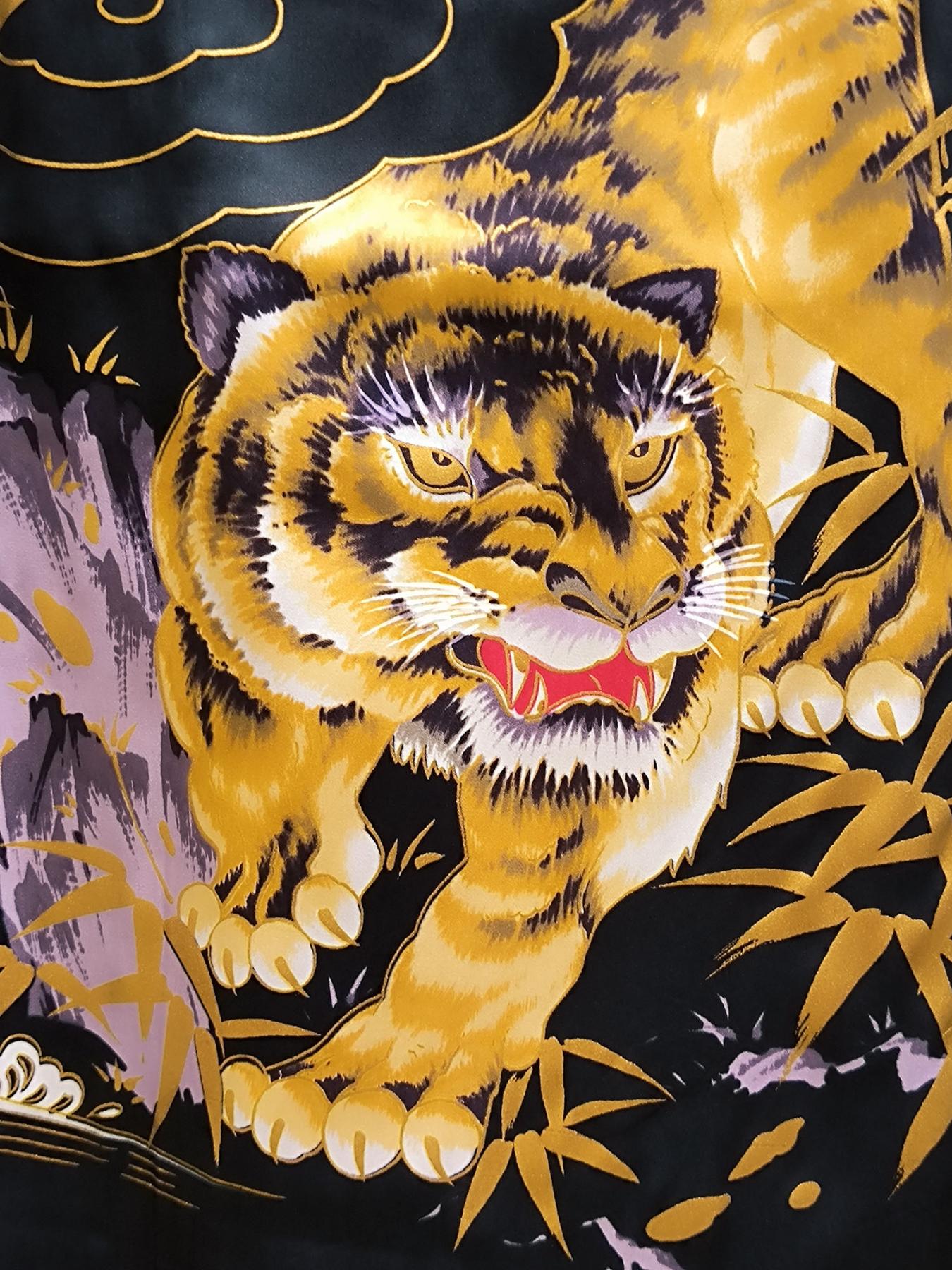 Tiger im Bambuswald auf dem Herren Seidenkimono