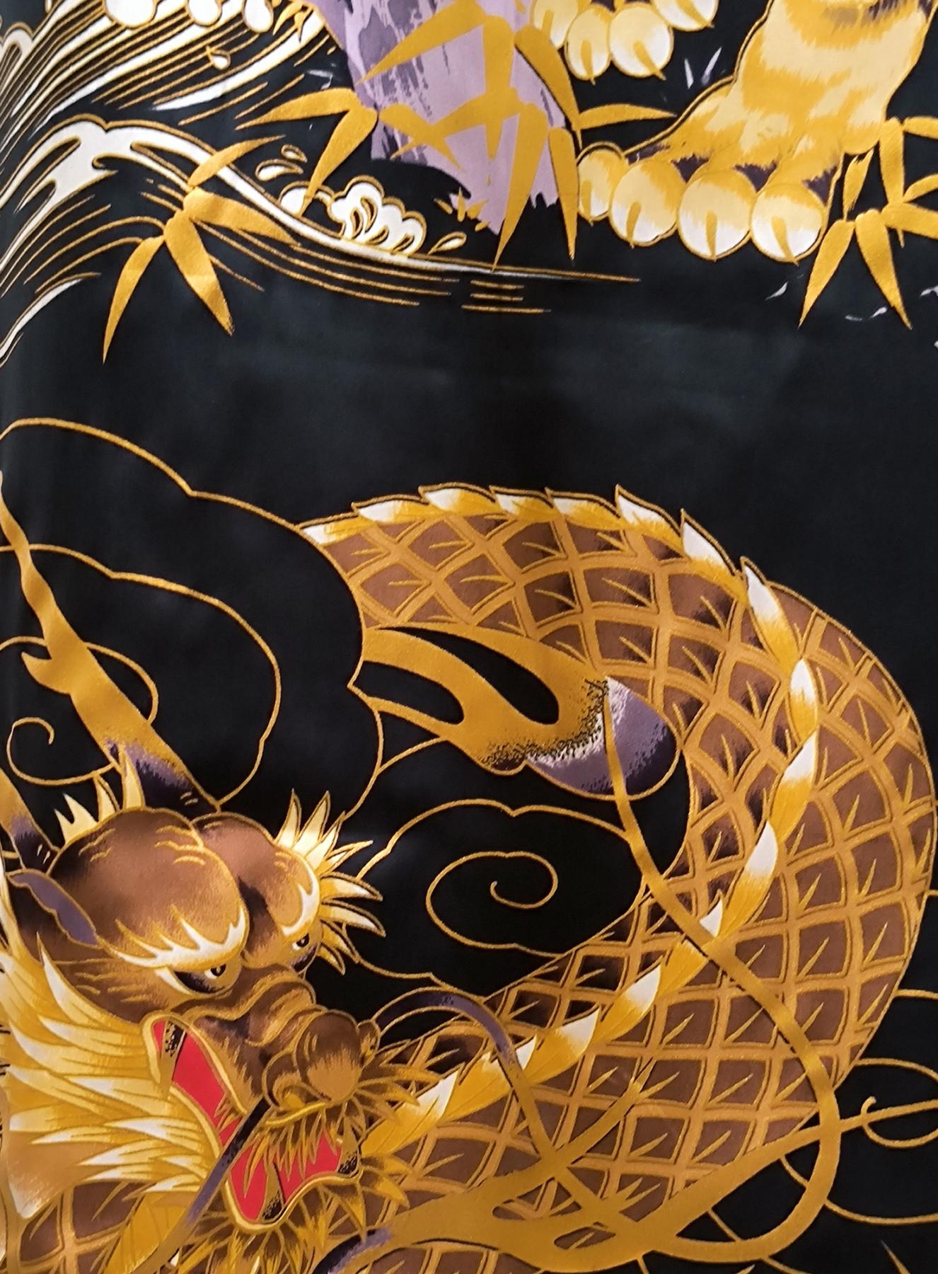 Detail des Drachenmotivs auf dem Seidenkimono