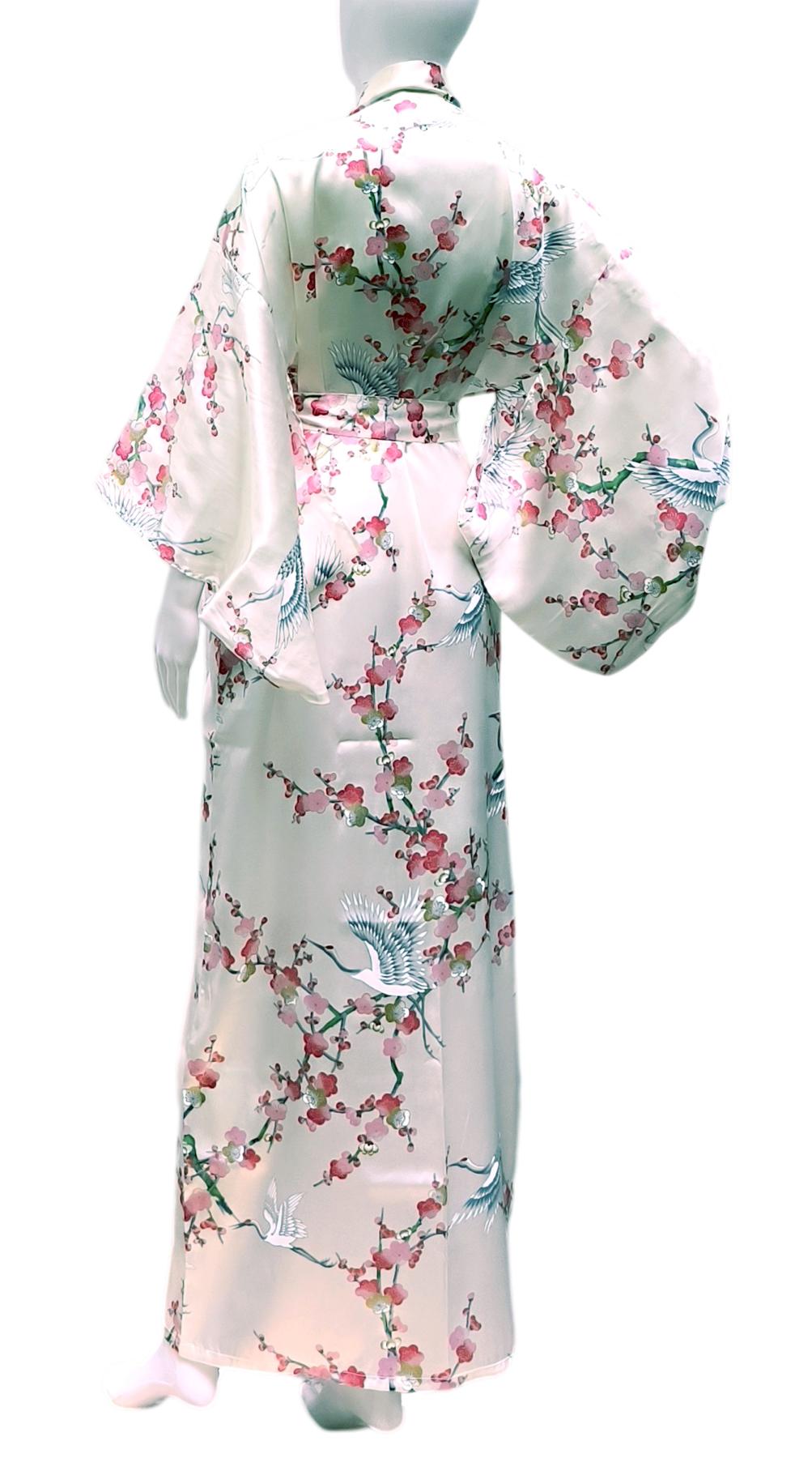 Langer Seidenkimono Damen mit Kirschblüten