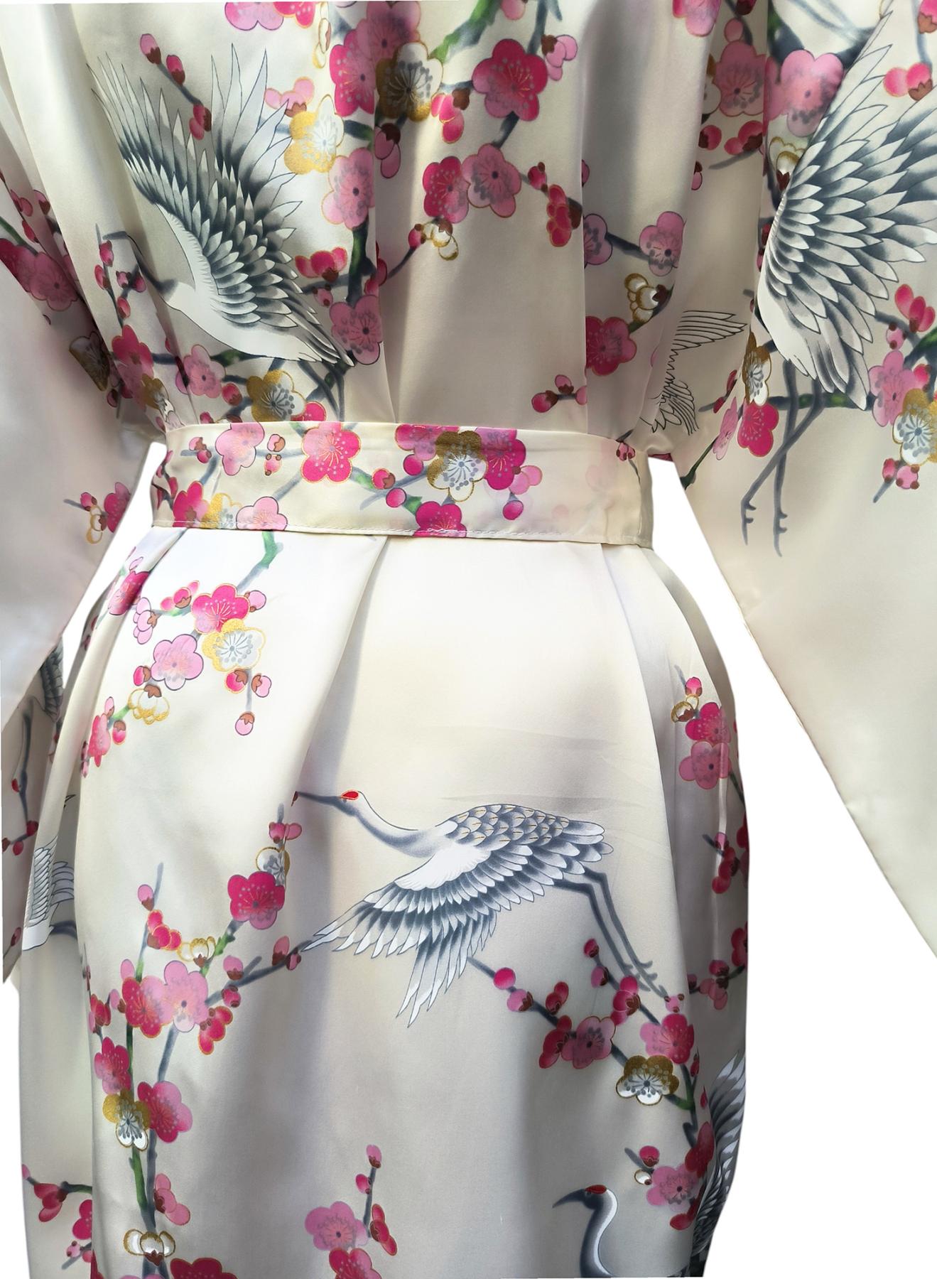 Weißer Seidenkimono mit traditionellem Kranich-Design