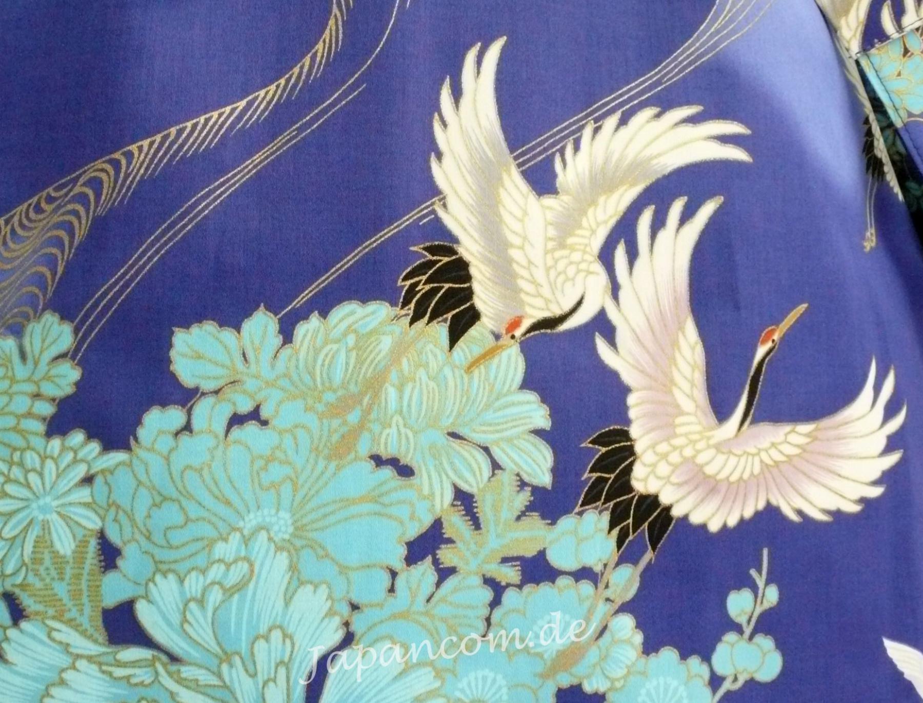 Detail des Kranichmusters auf blauem Damenkimono