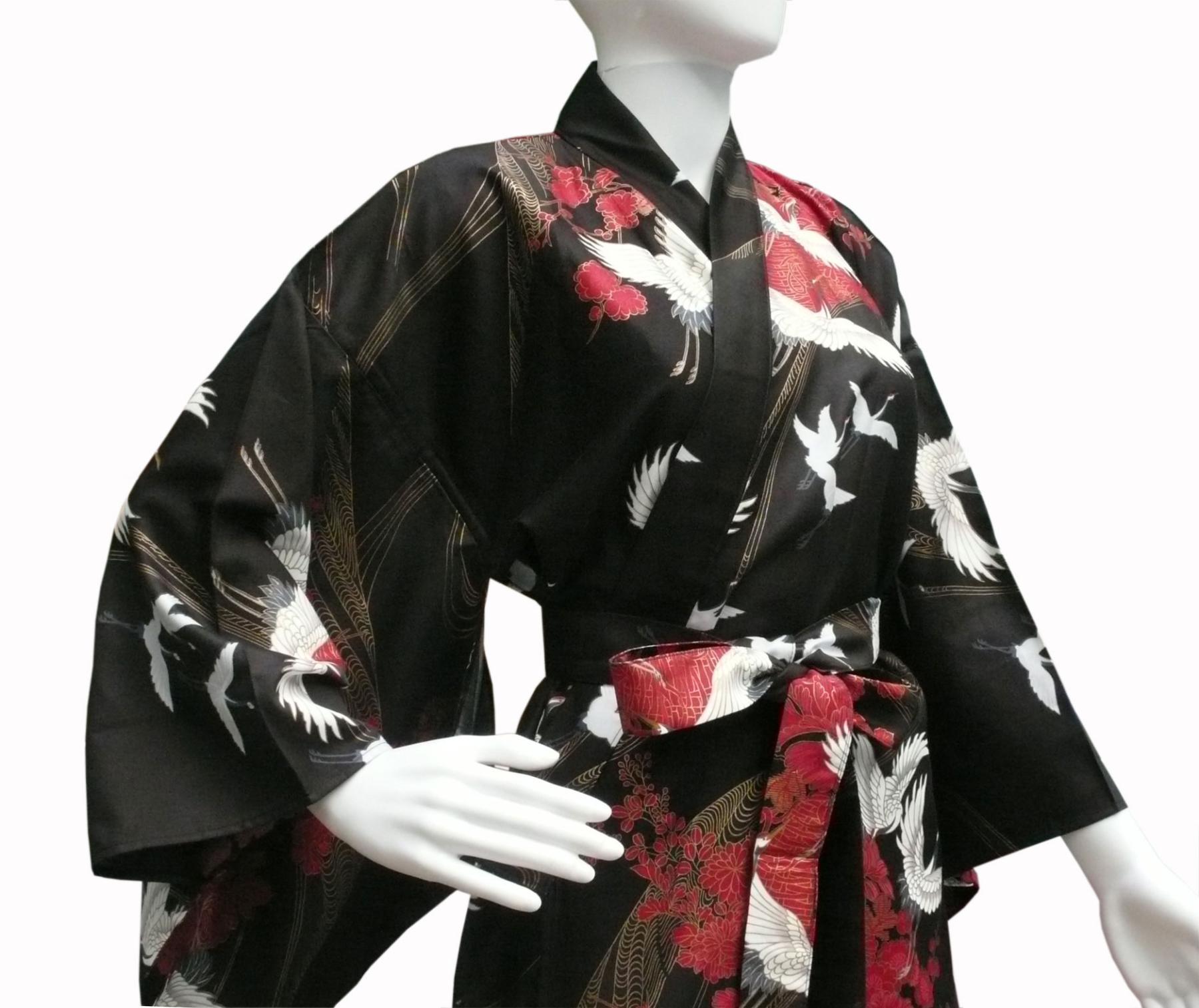 Vorderansicht des schwarzen Damenkimonos Tsuru