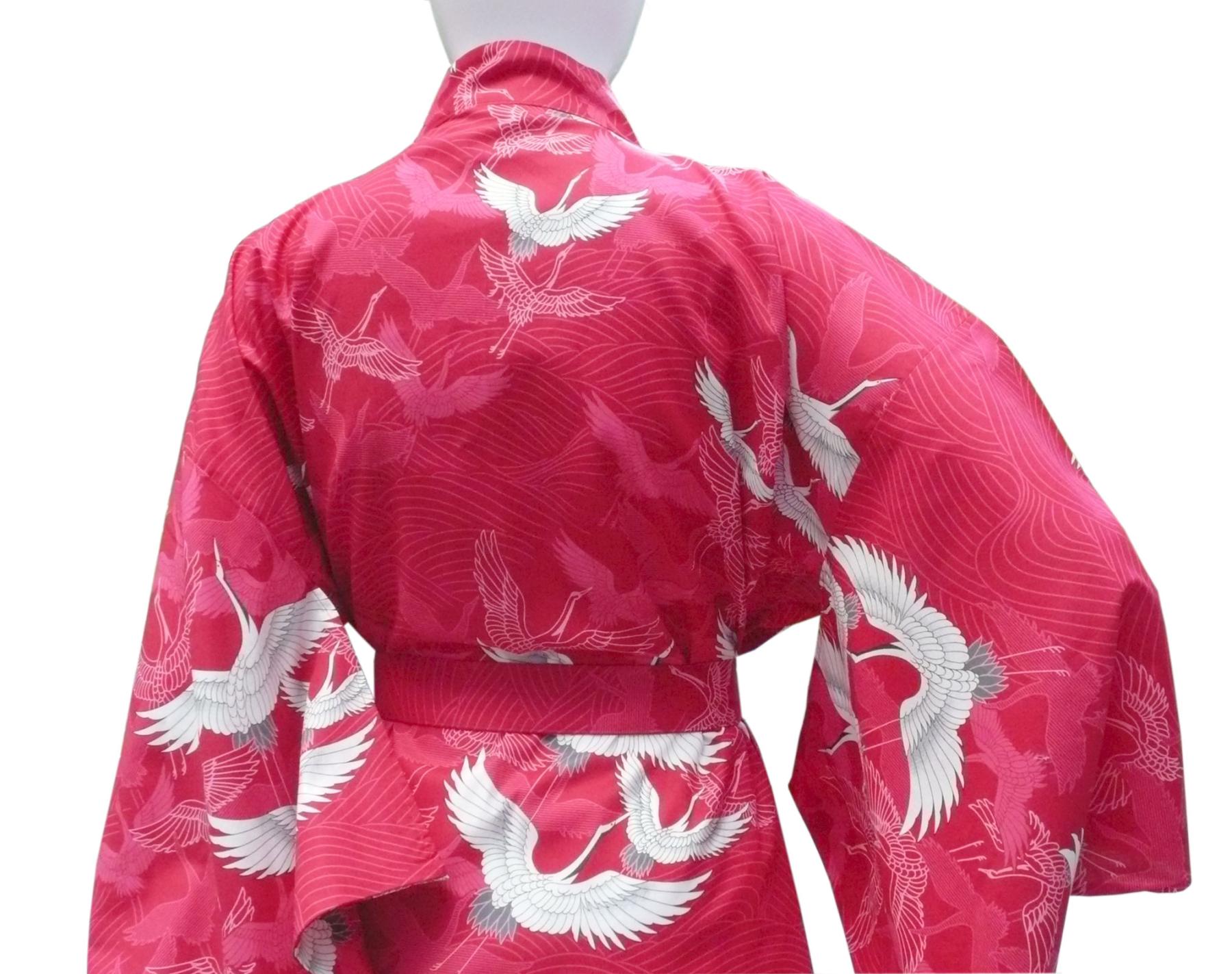 Rückansicht des roten Damen-Yukata mit Kranichmotiv