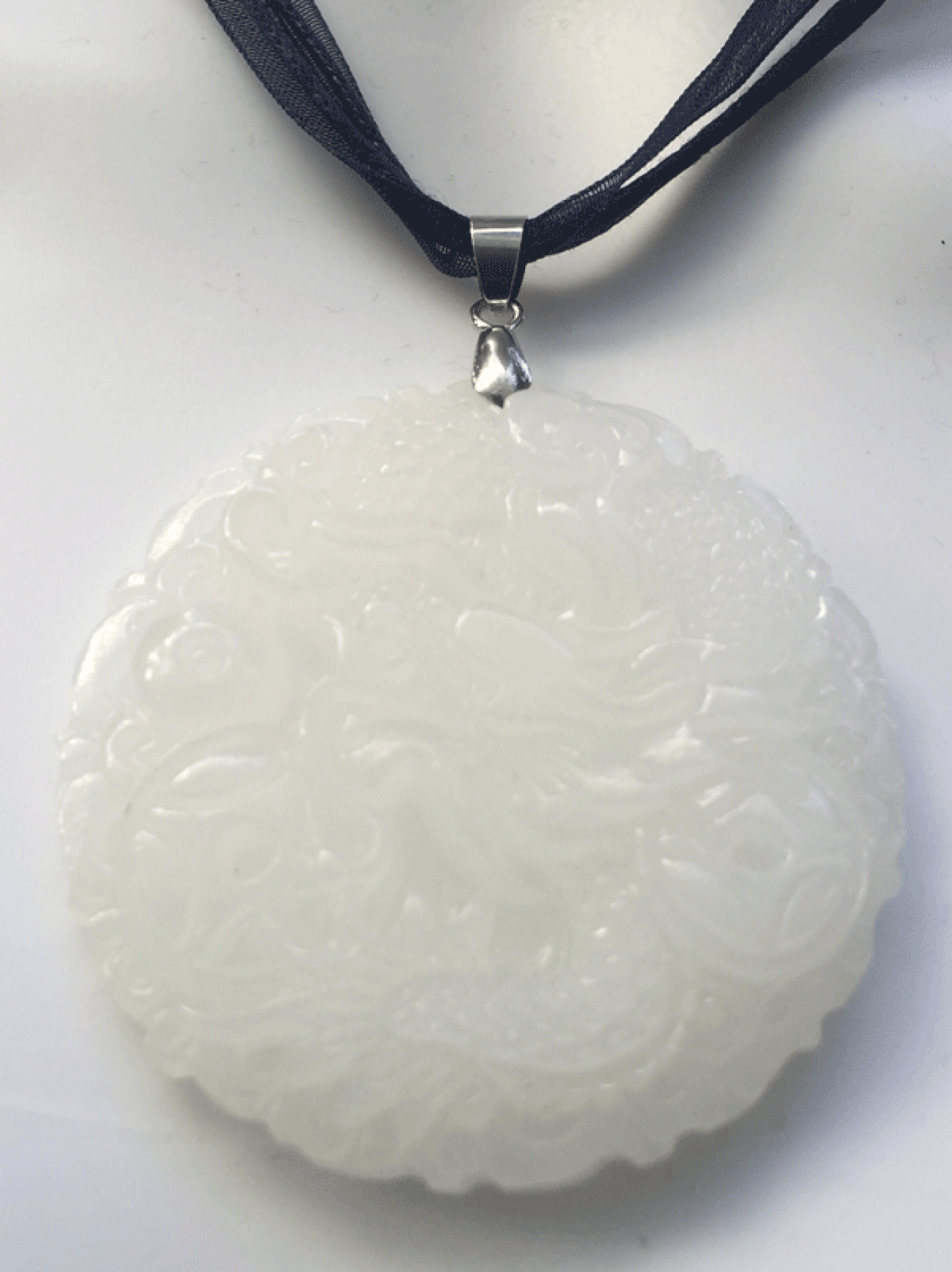 Satinbandkette mit Jade Anhänger Drache weiss