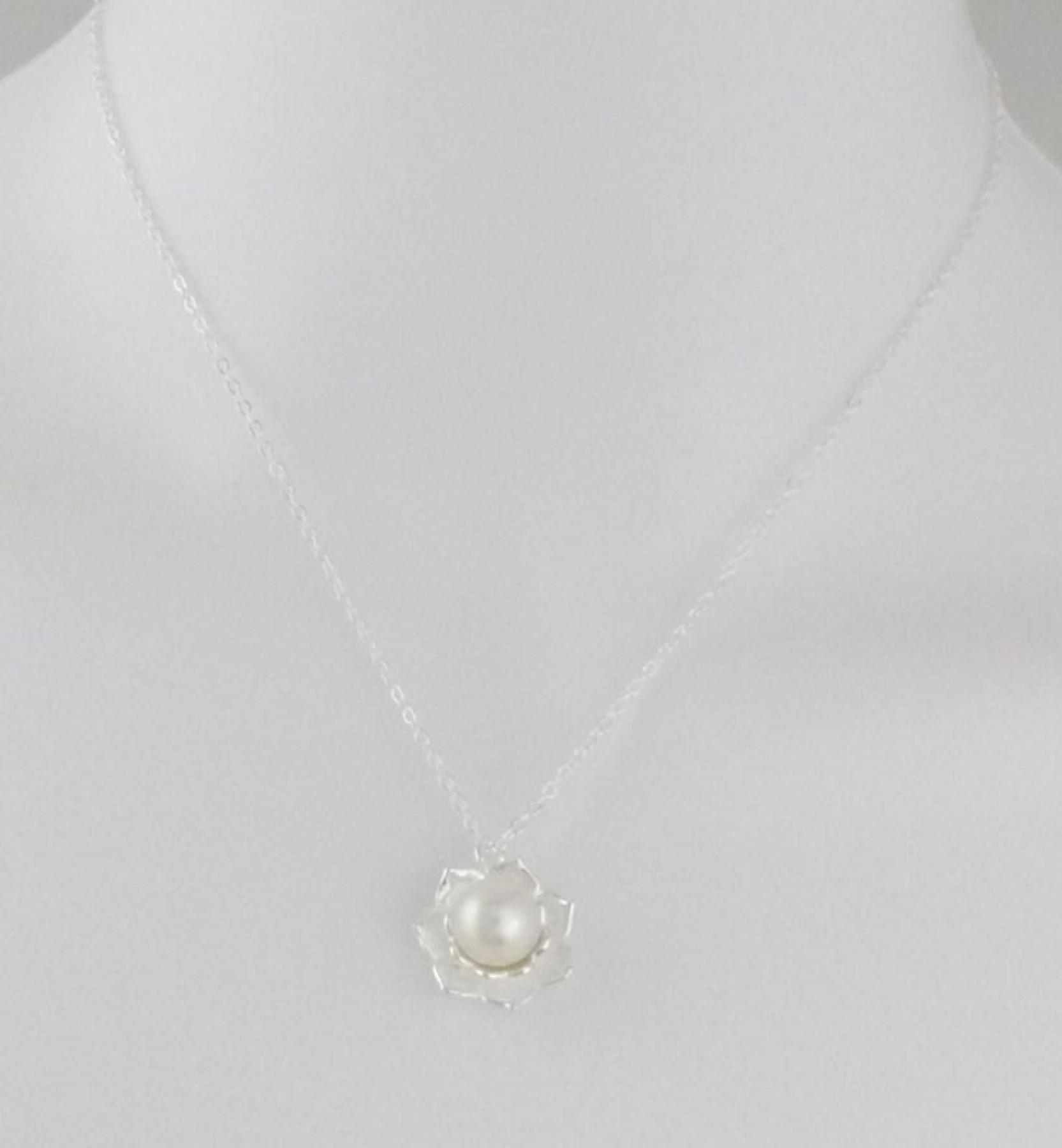Silberkette mit Anhänger Lotusblume mit Perle