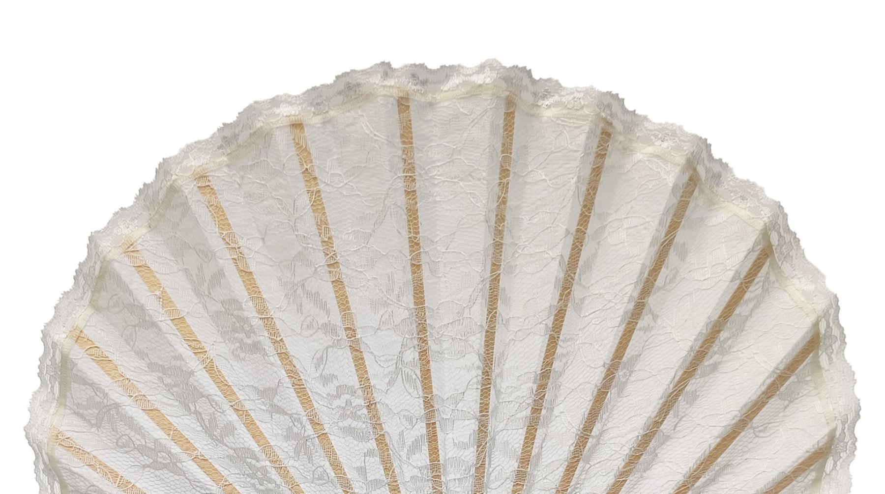 Fächer Muschelform mit Spitze weiss